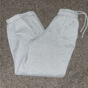 Grey sweatpantsts